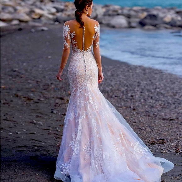 WEDDING DRESS - Picture 2 of 9